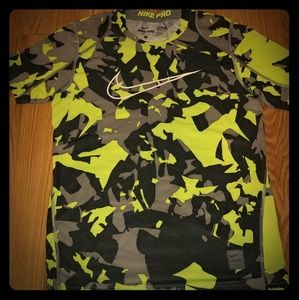 Boys Nike Lg Short Sleeve. Dry fit. Like new.